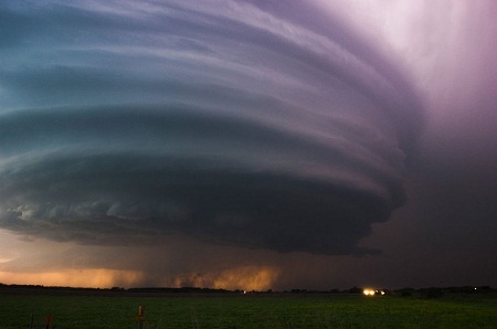 Kỳ thú ảnh mây vệ tinh - 20 Đám mây hình vỏ ốc xuất hiện ở phía bắc đảo Grand, bang Nebraska, Mỹ.