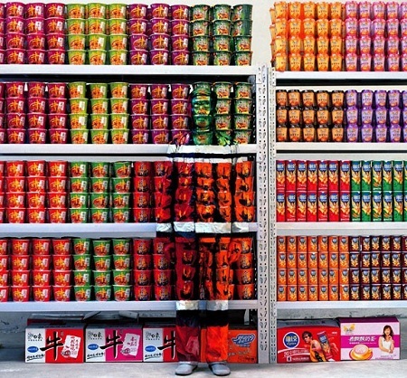 Thú vị khi xem người đàn ông... tàng hình - 20 Liu Bolin trước giá bày mì ăn liền trong siêu thị