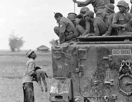 Tác phẩm nổi bật của phóng viên chiến trường Horst Faas tại VN - 3 Ngày 19/3/1964
