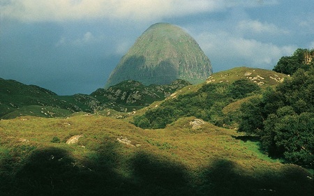 Phong cảnh hùng vĩ trong “Linh hồn xứ Scotland” - 3 Đỉnh núi nổi tiếng của xứ Scotland – núi Suilven. Ảnh chụp từ ngôi làng ven biển có tên Lochinver.