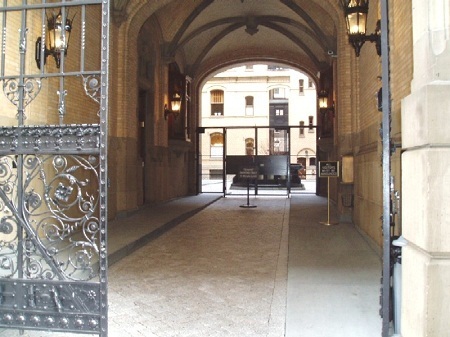 Kẻ sát hại John Lennon không được ân xá - 5 Lối cổng vào, nơi xảy ra vụ án mạng