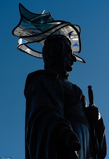 Tất cả các bức tượng trong thành phố London đều được đội mũ mới.