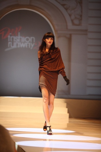 Next top model Lê Thúy sải bước trong trang phục của Paul and Paulina