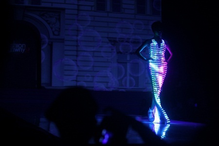 NTK trẻ Lưu Ngọc Kim Khanh gây ấn tượng với thiết kế váy phát sáng