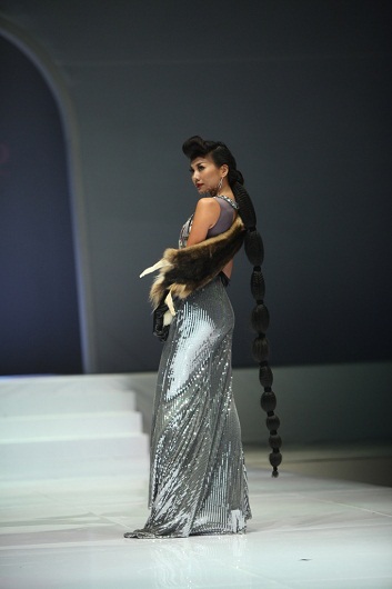 Siêu mẫu Thanh Hằng với kiểu tóc lạ mắt khi trình diễn mẫu thiết kế của Chung Thanh Phong