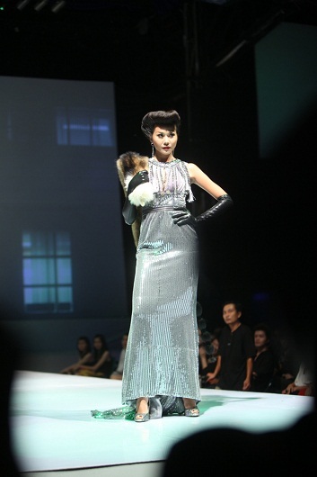 Siêu mẫu Thanh Hằng với kiểu tóc lạ mắt khi trình diễn mẫu thiết kế của Chung Thanh Phong