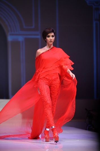 Nhà thiết kế Lê Thanh Hòa mang đến bộ sưu tập rực sắc đỏ với tên gọi Pure Heart