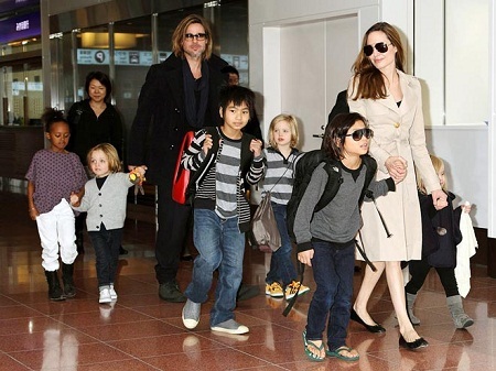 Jolie và Pitt đến bang New Orleans sau cơn bão Katrina để giúp đỡ các nạn nhân