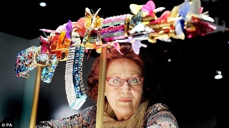 Chiến tranh và hòa bình trên họng súng AK47 - 1 AK được nạm đá trang sức và những cánh bướm