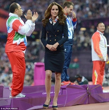 VĐV Iran từ chối bắt tay công nương Kate Middleton - 1 Kate Middleton bước đi sau khi Mehrdad Karam Zadeh từ chối bắt tay cô