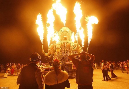 Lễ hội hoang dã "Burning Man" trên sa mạc - 1 Tác phẩm “phun” ra lửa của nghệ sĩ El Pulpo Mecanico