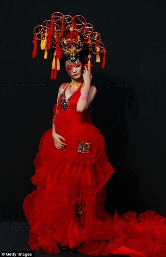 Nghệ sĩ phải mất hàng tiếng đồng hồ thực hiện mới hoàn tất tác phẩm để ban giám khảo đánh giá.