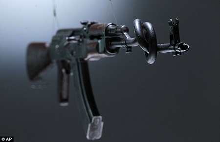 Chiến tranh và hòa bình trên họng súng AK47 - 10 Sức mạnh nào có thể uốn cong nòng súng?