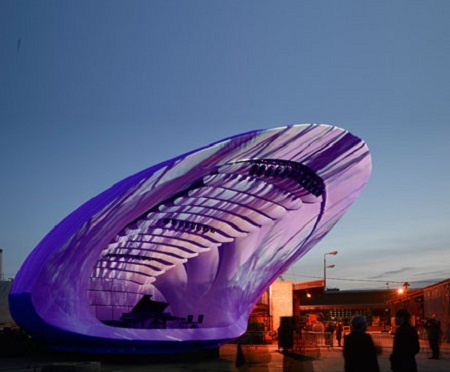 Phòng biểu diễn hoà nhạc xây dựng theo dạng các bước sóng âm thanh của Anh.