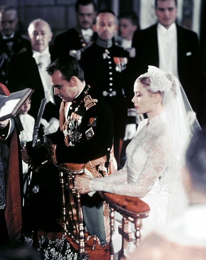 30 năm sau cái chết của công nương xứ Monaco - 12 19/4/1956: Grace Kelly và ông hoàng Rainier trong lễ cưới theo phong cách Hoàng gia Monaco.