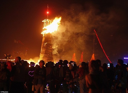 Lễ hội hoang dã "Burning Man" trên sa mạc - 6 Khoảng không gian rộng lớn của sa mạc là khu trưng bày rỗng rãi và tự do của các nghệ sĩ