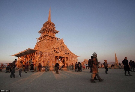Lễ hội hoang dã "Burning Man" trên sa mạc - 10 Đền Juno được các nghệ sĩ dựng lên