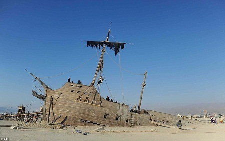 Lễ hội hoang dã "Burning Man" trên sa mạc - 12 Thuyền đắm... gi