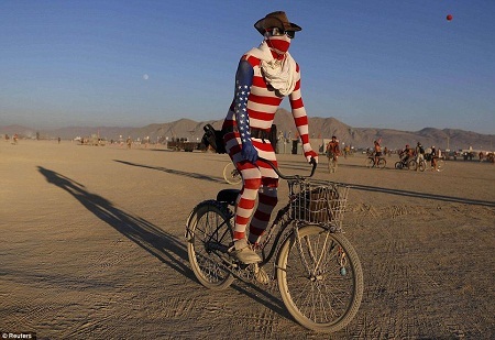 Lễ hội hoang dã "Burning Man" trên sa mạc - 14 Diễn viên xiếc Nick