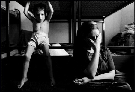 Bà Sara Duvall ôm ảnh cậu con trai Aaron Reed đã hy sinh trong cuộc chiến tranh Iraq.