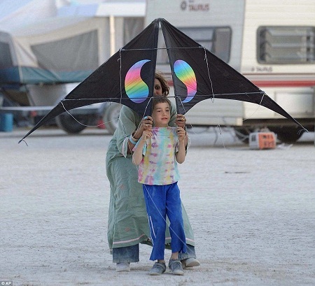 Lễ hội hoang dã "Burning Man" trên sa mạc - 15 Cậu bé 7 tuổi Milo Miller chuẩn bị bay lên bầu trời sa mạc