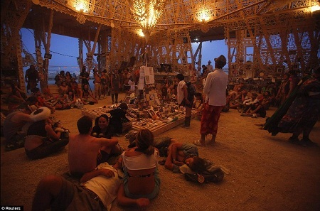 Lễ hội hoang dã "Burning Man" trên sa mạc - 16 Đền Juno là nơi để những người tham gia nghỉ ngơi, cầu nguyện và ngồi thiền v