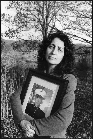 Bà Sara Duvall ôm ảnh cậu con trai Aaron Reed đã hy sinh trong cuộc chiến tranh Iraq.