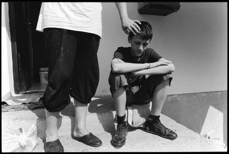 Bà Sara Duvall ôm ảnh cậu con trai Aaron Reed đã hy sinh trong cuộc chiến tranh Iraq.