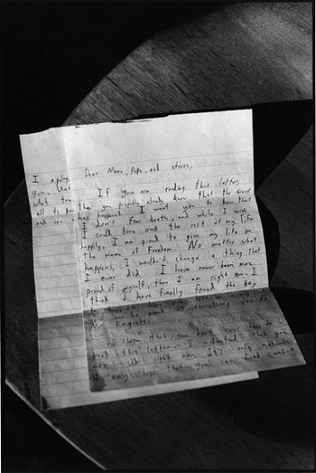 Bà Sara Duvall ôm ảnh cậu con trai Aaron Reed đã hy sinh trong cuộc chiến tranh Iraq.