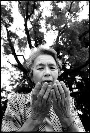 Bà Sara Duvall ôm ảnh cậu con trai Aaron Reed đã hy sinh trong cuộc chiến tranh Iraq.