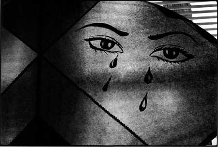 Bà Sara Duvall ôm ảnh cậu con trai Aaron Reed đã hy sinh trong cuộc chiến tranh Iraq.