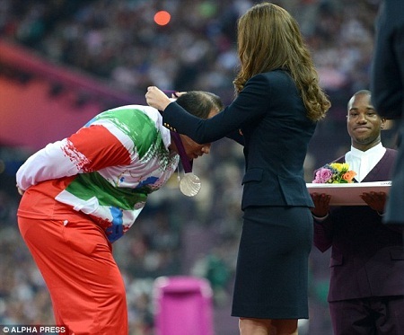 VĐV Iran từ chối bắt tay công nương Kate Middleton - 2 Đại diện Hoàng gia Anh cho biết công nương đã được cảnh báo trước về tình huống này