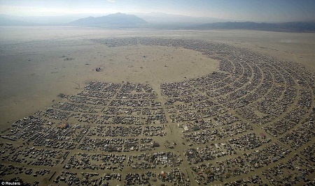 Lễ hội hoang dã "Burning Man" trên sa mạc - 2 Bãi đậu xe cũng được sắp xếp rất nghệ thuật thành hình chữ C