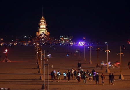 Lễ hội hoang dã "Burning Man" trên sa mạc - 21 Đền Juno khi b