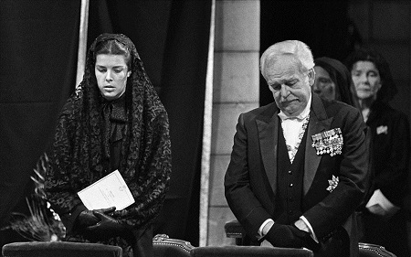 30 năm sau cái chết của công nương xứ Monaco - 24 18/9/1982: Thái tử Rainier và công chúa Caroline trong lễ tang của công nương Grace.