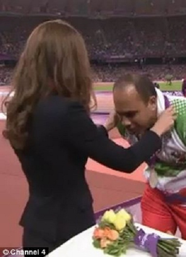 VĐV Iran từ chối bắt tay công nương Kate Middleton - 3 Công nương trao huy chương