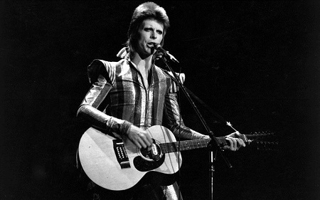 John Lennon- Ca sĩ hát rock xuất sắc nhất thế giới trong 60 năm qua - 3 David Bowie (8/1/1947) xếp thứ ba.