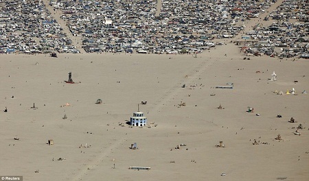 Lễ hội hoang dã "Burning Man" trên sa mạc - 3 Khoảng không gian rộng lớn của sa mạc là khu trưng bày rỗng rãi và tự do của các nghệ sĩ