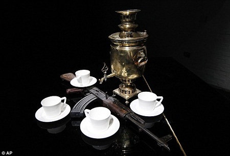 Chiến tranh và hòa bình trên họng súng AK47 - 4 Tác phẩm “Sketch for AK47 Samovar” (AK47 và bình trà samovar)