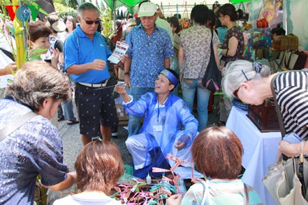 Chuồn chuồn gỗ của Việt Nam khiến khách tham quan Nhật thích thú