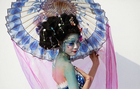 Butterfly (Chú bướm) & Fluffy white cone-head (Nón trắng)