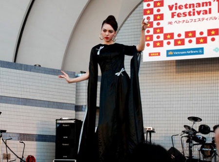 Biểu diễn áo dài và gian hàng bán áo dài luôn thu hút lượng khách đông đảo