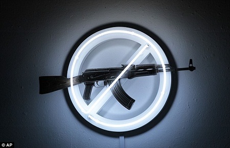 Chiến tranh và hòa bình trên họng súng AK47 - 6 “Cấm chiến tranh” – Giá như con người ai cũng tuân thủ luật