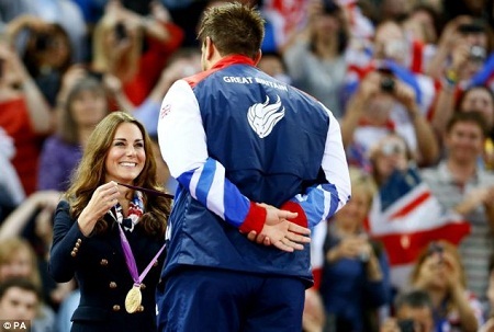 VĐV Iran từ chối bắt tay công nương Kate Middleton - 6 Công nương tươi cười trao huy chương vàng cho Aled Davies