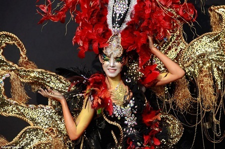 Nghệ sĩ phải mất hàng tiếng đồng hồ thực hiện mới hoàn tất tác phẩm để ban giám khảo đánh giá.