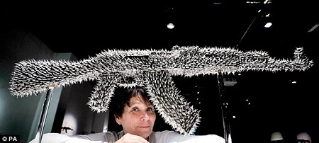 Chiến tranh và hòa bình trên họng súng AK47 - 7 Họng súng có gai!