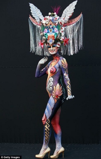 Nghệ sĩ phải mất hàng tiếng đồng hồ thực hiện mới hoàn tất tác phẩm để ban giám khảo đánh giá.