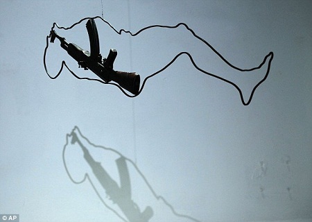 Chiến tranh và hòa bình trên họng súng AK47 - 8 “Lặng yên”