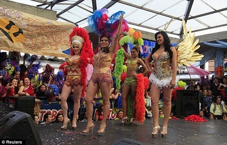Colombia tổ chức thi hoa hậu cho những nữ phạm nhân đặc biệt nguy hiểm - 8 Những bộ trang phục này hoàn toàn là do các phạm nhân cùng ngồi lại lên ý tưởng thiết kế và may vá.