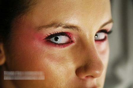 Giải trí bằng những cách... khủng khiếp - 8 Kính áp tròng kinh dị